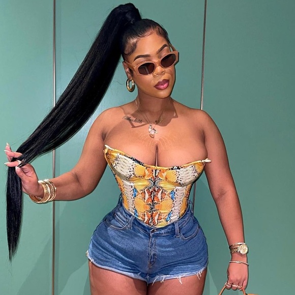 Sexy Faux snake skin head turning Corset 😍 - Picture 3 of 4